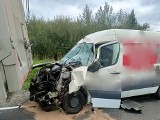 Groźny wypadek na Drodze Wojewódzkiej nr 975 w Wojniczu. Firmowy bus wjechał naczepę samochodu ciężarowego. Jedna osoba trafiła do szpitala