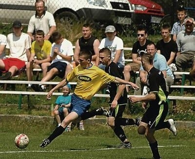 Piłkarze Sokoła Stary Sącz (w czarnych strojach) zmierzą się w lokalnych derbach z Popradem Rytro Fot. (KOW)