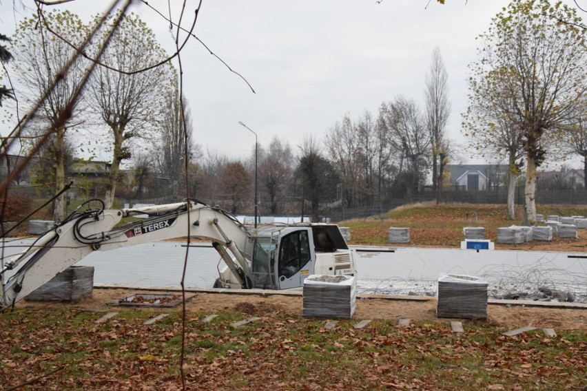 Tak wygląda stary basen odkryty w Oleśnie po rozbiórce.