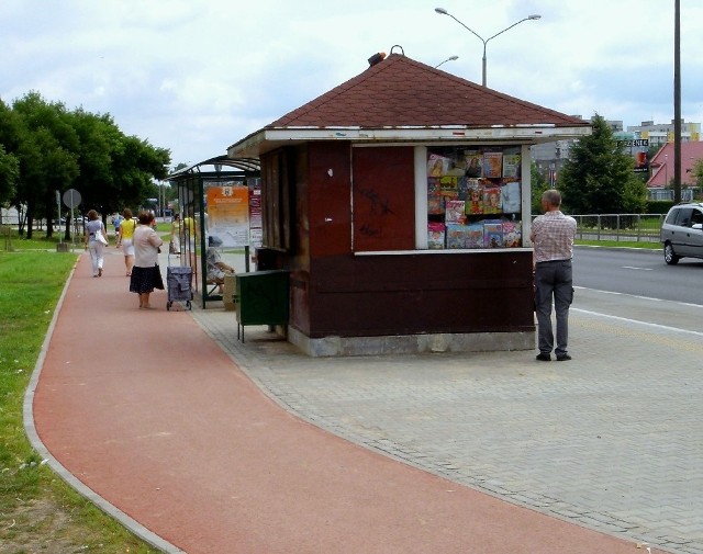 Osoby oczekujące na autobus przy przystanku na alei Grzecznarowskiego często wkraczają na ścieżkę rowerową, która przebiega bezpośrednio za wiatą.