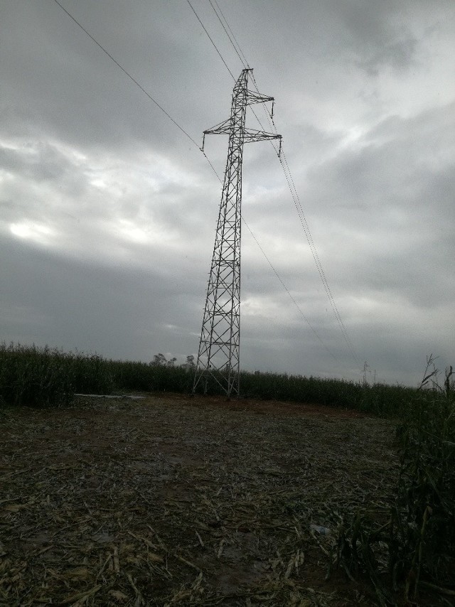 Nawałnica. Zniszczona linia wysokiego napięcia 110 kV Szubin-Paterek już  pod napięciem | Gazeta Pomorska