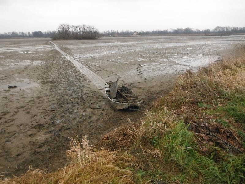 Sensacyjne znalezisko w Harmężach. W dno stawu rybackiego był wbity wrak rosyjskiego bombowca z czasów drugiej wojny światowej 