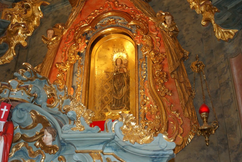 W kościele w Markowicach umieszczona jest rzeźba Madonny z...