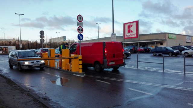 Wjazd na parking Kaufland w Słupsku.