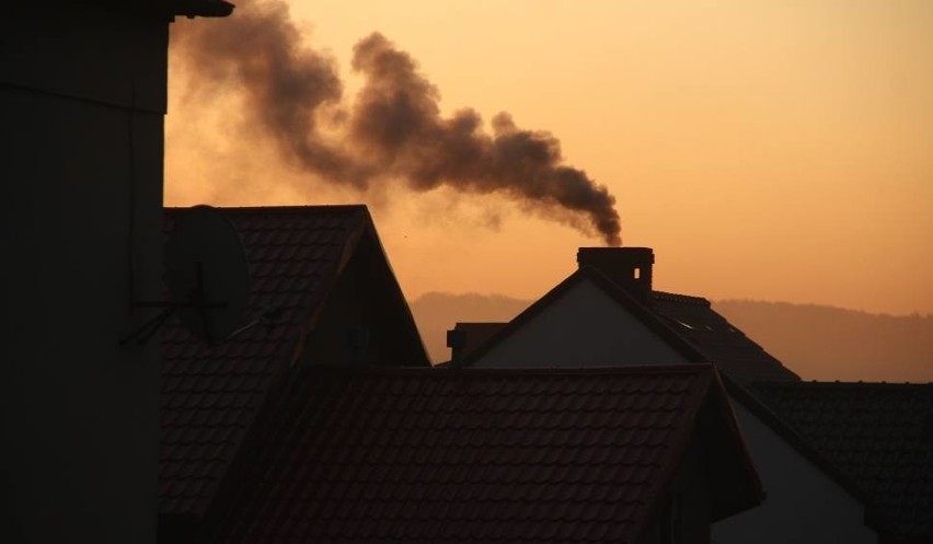 Smog na Śląsku. Wysokie stężenie pyłu zawieszonego może być...