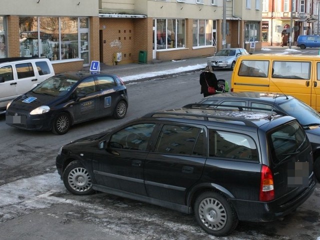 Mieszkańcy ulic leżących w strefie płatnego parkowania mogą wykupić abonament mieszkańca. Nie obowiązuje on jednak w przypadku samochodów zastępczych.