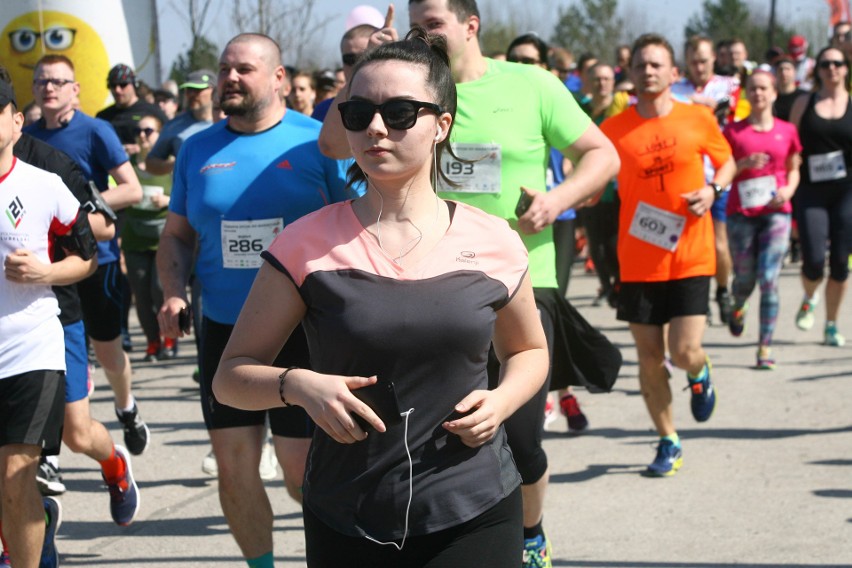 Biegli w niedzielę nad Zalewem Zemborzyckiem. To ostatni bieg z cyklu "Cztery Dychy do Maratonu" [DUŻO ZDJĘĆ]