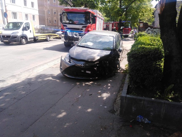 O godz. 11.35 kierujący toyotą na ulicy Jana Pawła II zjechał na przeciwległy pas i zderzył się z samochodem marki BMW.Okazało się, że mężczyzna kierujący toyotą był pijany. W wyniku zdarzenia nikt nie został ranny. 