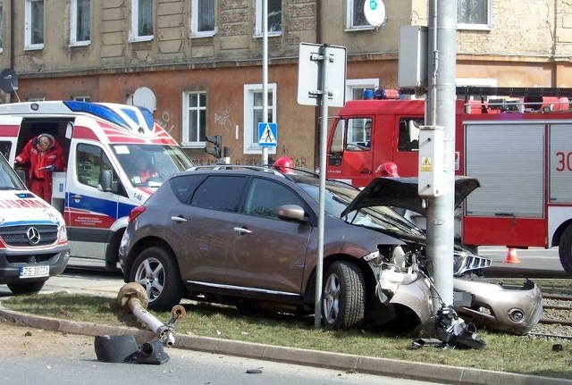 Wypadek na skrzyżowaniu ul. 5 lipca i al. Bohaterów Warszawy w Szczecinie. Auto uderzyło w tramwaj.