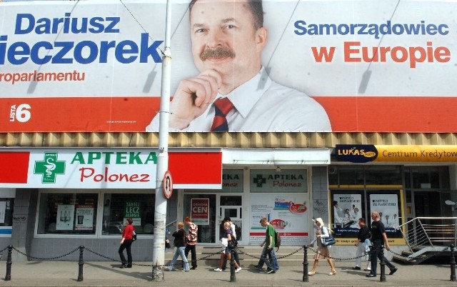 W Gorzowie są już pierwsze plakaty kandydatów do europarlamentu. Największy wisi na domu handlowym arsenał. 