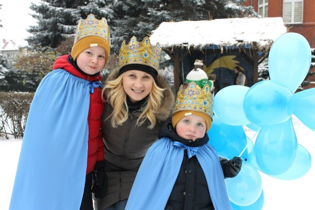 Orszak z okazji święta Trzech Króli w Żarach był bardzo barwny. Mieszkańcy maszerowali w specjalnych koronach lub w kolorowych przebraniach. Uroczystość zorganizowali: parafie p.w. Wniebowzięcia NMP i p.w. NSPJ oraz szkoły katolickie w Żarach. W orszaku wzięli udział przedszkolaki, uczniowie, nauczyciele oraz całe rodziny.