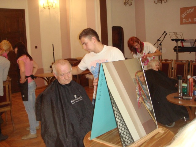 Uczniowie klas fryzjerskich z Koszalina uczą się zawodu w DPSZ fryzjerskich usług chętnie korzystali zarówno młodsi, jak i starsi mieszkańcy domu.