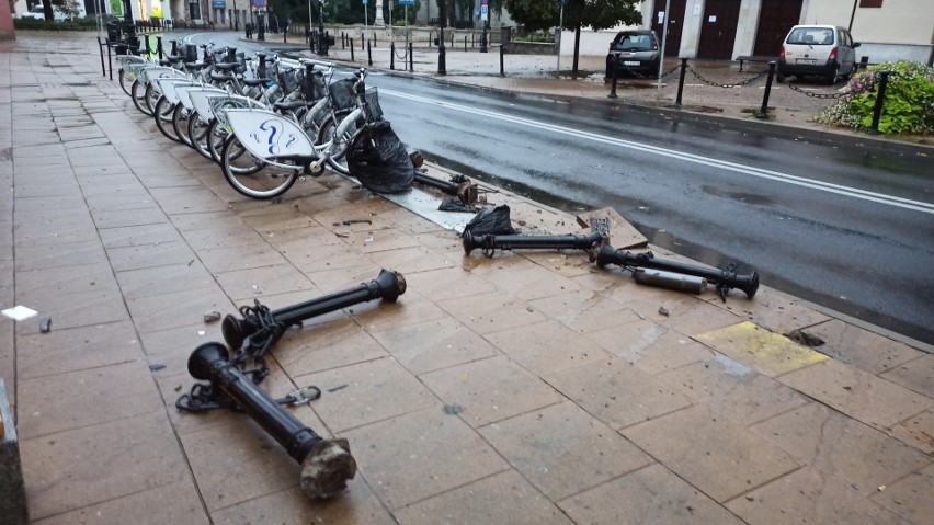 Wypadek przy Placu Wolności w Lublinie. Nietrzeźwy kierowca staranował barierki. Był poszukiwany