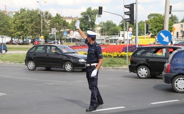 Na skrzyżowaniu Seminaryjskiej, Żródłowej i Bohaterów Warszawy drogowcy wyłączyli światła, a ruchem kierują policjanci.