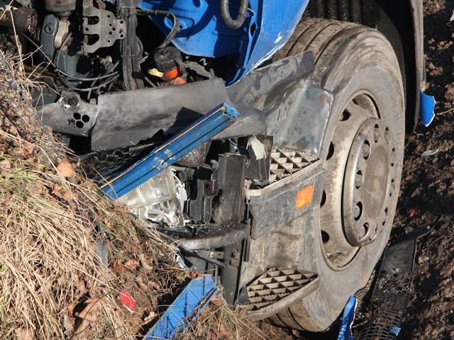 Na autostradzie A2 niedaleko Świecka tir uderzył w barierę energochłonną. Jeden pas autostrady jest zablokowany.