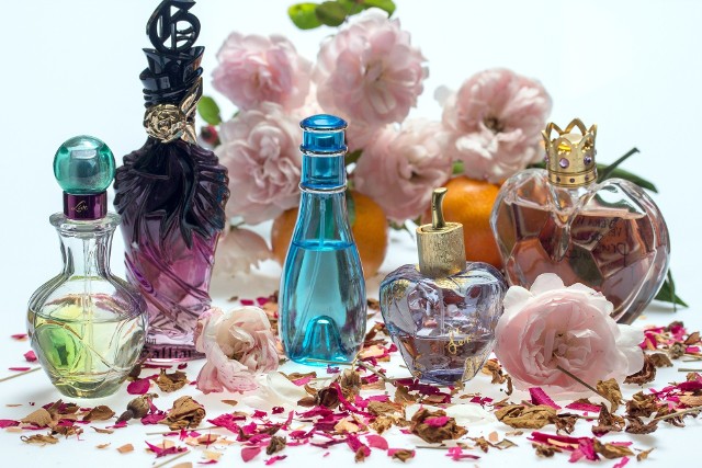 Już za kilka dni Dzień Babci. Na kolejnych slajdach zobaczcie, propozycje 10 najpiękniejszych perfum, które warto wybrać na prezent dla naszych ukochanych babć.