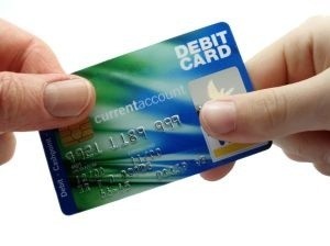 Mniejsze oprocentowanie kart kredytowych oznacza niższe odsetki od pożyczonych pieniędzy. Fot. scx.