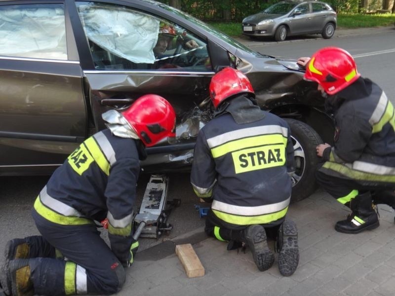 Groźny wypadek na ul. Kilińskiego [zdjęcia] Kierowca się zagapił i wjechał na czerwonym świetle