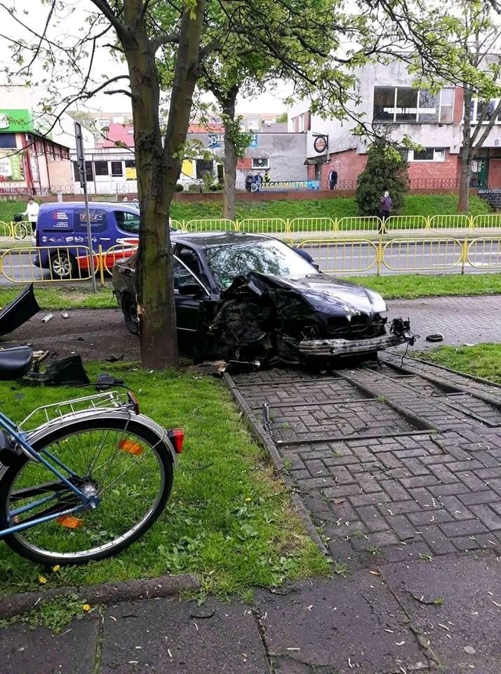 Pyrzyce. Kierowca wjechał autem na chodnik. Są utudnienia w ruchu [ZDJĘCIA] 