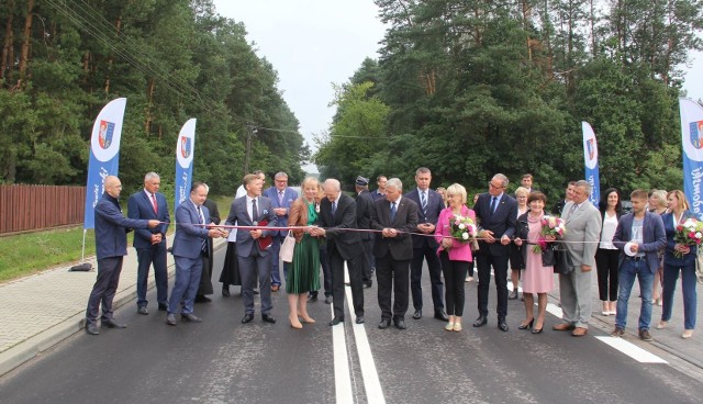 W poniedziałek, 7 września odbyła się uroczystość otwarcia piątego odcinka przebudowanej drogi powiatowej Jedlińsk – Bartodzieje – Łukawa – Głowaczów. W sumie powstało sześć i pół kilometra nowej trasy, w tym w gminie Jedlińsk 0,8 kilometra, a w gminie Jastrzębia 5,6 kilometra. Wykonawcą prac była wyłoniona w przetargu firma Budromost – Starachowice. Łączny koszt przebudowy wyniósł 7 milionów 128 tysięcy 842 złote. Blisko 80 procent inwestycji to dofinansowanie w ramach Funduszu Dróg Samorządowych. 690 tysięcy to dotacja z budżetu gminy Jastrzębia, a 96 tysięcy 500 złotych z budżetu gminy Jedlińsk. W uroczystościach wzięli udział między innymi Anna Kwiecień oraz Marek Suski, posłowie ziemi radomskiej, Artur Standowicz, wicewojewoda mazowiecki, Waldemar Trelka, starosta radomski, Roman Frąk, wicestarosta radomski, Wojciech Ćwierz, wójt gminy Jastrzębia, radni powiatowi oraz okoliczni mieszkańcy.