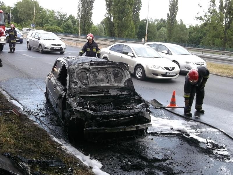 Pożar auta na Krzywoustego. Utrudnienia na jezdni w kierunku centrum (ZDJĘCIA)