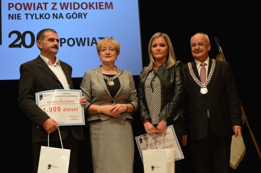 Milena Mędelowska i Dariusz Milczuszek odebrali od starosty...