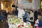Wielka Sobota 2024. Święcenie pokarmów w kościele świętego Andrzeja w Suchedniowie. Zobacz zdjęcia