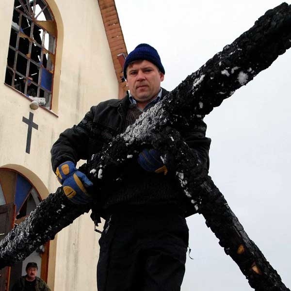 Mieszkańcy Leszczawki, którzy w sobotę uprzątali zniszczenia, deklarują, że odbudują spalony dach kościoła.