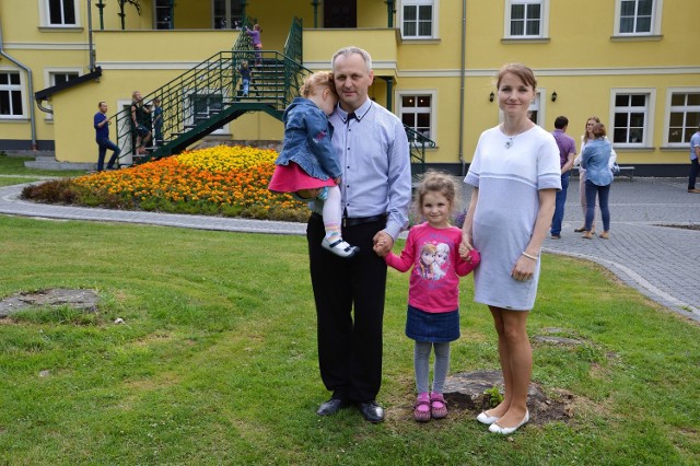 Anna i Marian Kostka przyjechali na spotkanie z córkami - Marią i Martą. Dziewczynki są wychowywane dwujęzycznie od małego.