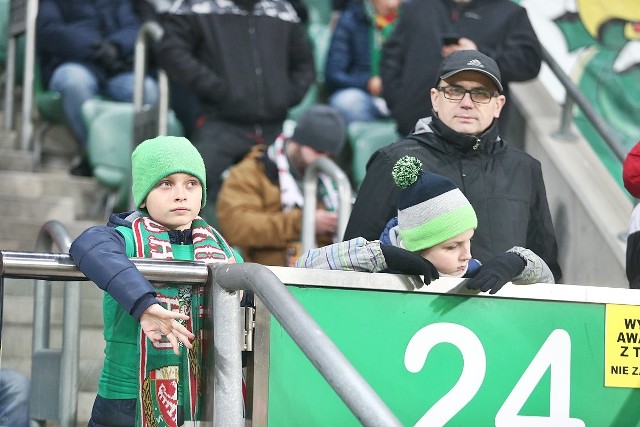 Śląsk Wrocław - Legia Warszawa 8.12.2019 KIBICE - ZDJĘCIA. Blisko 32 tys. kibiców, w tym ok. 3400 z Warszawy, zasiadło na trybunach Stadionu Wrocław, by obejrzeć mecz Śląsk - Legia. Tylko na pięciu meczach WKS-u na Pilczycach było więcej osób. Atmosfera faktycznie była niesamowita - sami zobaczcie! BYŁEŚ NA MECZU? ZNAJDŹ SIĘ NA ZDJĘCIACH!WAŻNE - DO KOLEJNYCH ZDJĘĆ MOŻNA PRZEJŚĆ ZA POMOCĄ GESTÓW LUB STRZAŁEK