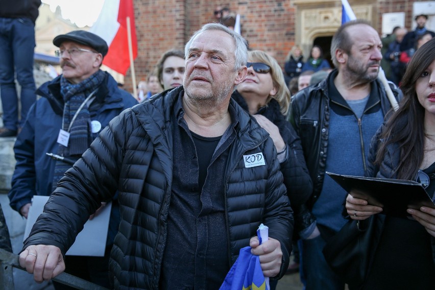 Preisner wśród uczestników manifestacji KOD