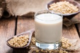 Czym zastąpić mleko w kuchni? Poznaj najpopularniejsze napoje roślinne. Z nimi zrobisz wegańskie cappuccino