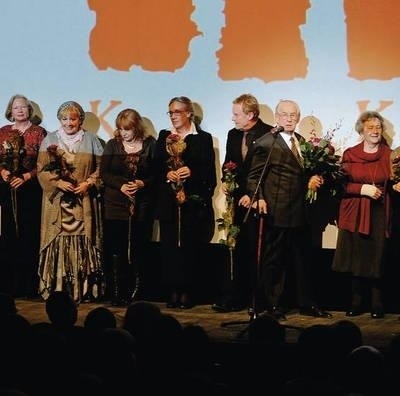 Na scenie pojawiła się plejada twórców. Na zdjęciu od lewej: Bożena Dykiel (Kasia), Emilia Krakowska (Marysia), Maria Konwicka (Haneczka), Maja Komorowska (Rachela), Daniel Olbrychski (Pan Młody), Andrzej Wajda, Izabela Olszewska (Gospodyni). Fot. Wacław Klag