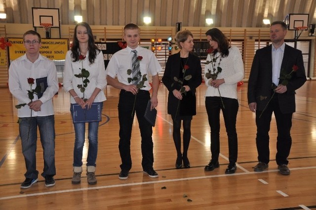 Stypendyści Zespołu Szkół w Oleśnie wraz z rodzicami.