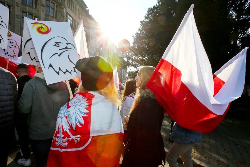 Radosna Parada Niepodległości przeszła przez Wrocław [ZDJĘCIA]