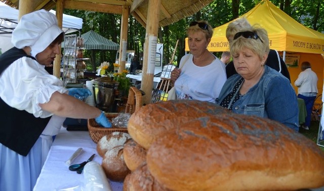 To była dziewiąta edycja jarmarku "Czym chata bogata" w Charzykowach. Stoiska były na terenach zielonych w pobliżu amfiteatru. Przeczytaj także: Morderstwo w Świeciu. Dziadek zapowiada walkę o wnuczkęNa uczestników tych młodszych i dorosłych oprócz licznych stoisk z rękodziełem i swojskimi wyrobami czekały konkursy z nagrodami. Tegoroczny jarmark przebiegał w sposób szczególny. Rezerwat Biosfery Bory Tucholskie reklamował się pod hasłem "Dary natury, bogactwo kultury", toteż w licznym składzie pojawili się leśnicy i przedstawiciele Parków. Nikogo nie trzeba było namawiać do uczestnictwa w grach i zabawach o przyrodzie. W jarmarku wzięło udział około 40 wystawców. Mocnym składem pojawiły się koła gospodyń wiejskich i lokalni producenci swojskich wyrobów. Trudno było przejść obok stoisk, nie kusząc się na pyszności. (JW)Pogoda na dzień (30.07.2017) | KUJAWSKO-POMORSKIEŹródło: TVN Meteo Active/x-news