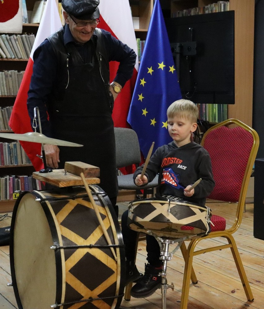 Warsztaty folkloru w Wieniawie: jak samemu zrobić bębenek i jak na nim grać. Uczestnicy chętnie grali na bębenku, zobaczcie!