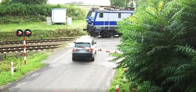 Na podstawie zabezpieczonego nagrania monitoringu, policjanci ustalili pojazd, który brał udział w tym zdarzeniu.