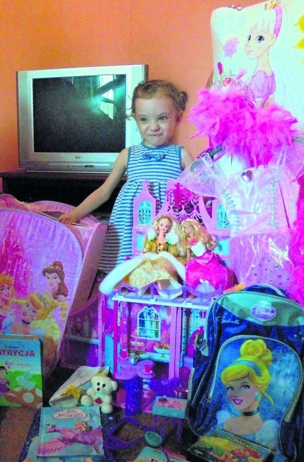 Basia uwielbia róż i księżniczki. 4-latka dostała lalki, łóżko, piękną pościel i mnóstwo księżniczkowych akcesoriów.