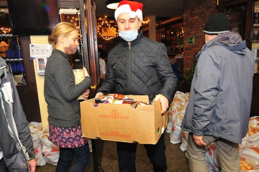 Kraków. Wigilia z Caritas: Gorący posiłek na wynos i paczki dla najuboższych [ZDJĘCIA]