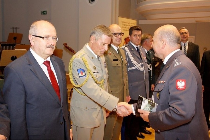 Śląski Komendant Wojewódzki Policji odznaczony medalem od wojska [ZDJĘCIA]