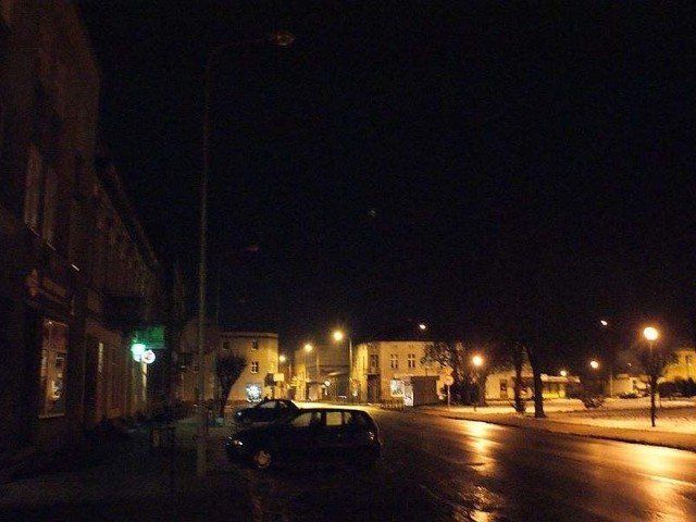 Nasz Czytelnik zwrócił uwagę nie tylko na ciemne latarnie w Rynku, ale również na te wzdłuż drogi krajowej prowadzącej do Skulska. Podkreślał, że ciemno jest również na skrzyżowaniu. - To bardzo niebezpieczne - dodaje. 