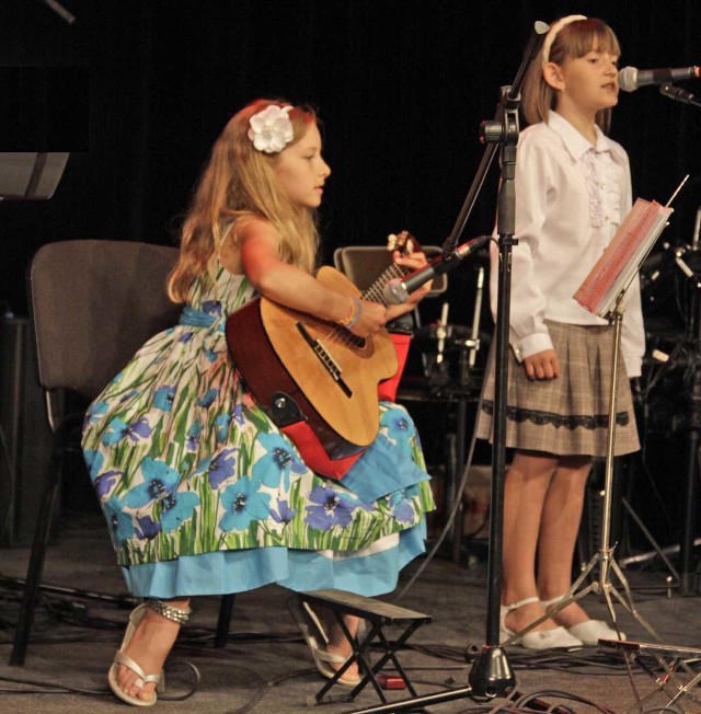 W konkursie wzięło udział wielu wykonawców. Na zdjęciu Olivia Dembek (z gitarą) oraz Marta Prucnal. Dziewczęta zajęły drugie miejsce w kategorii "śpiewam i gram (podkategoria dziecięca)