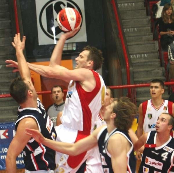 Koszykarze Stali Stalowa Wola (z piłką Roman Prawica) nie sprostali na wyjeździe beniaminkowi pierwszej ligi, Big Starowi Tychy.