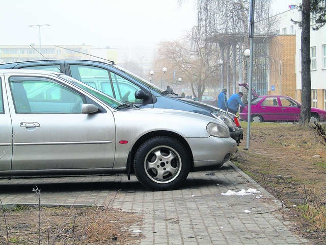 Dostosowanie się do znaku oznaczało parkowanie na chodniku