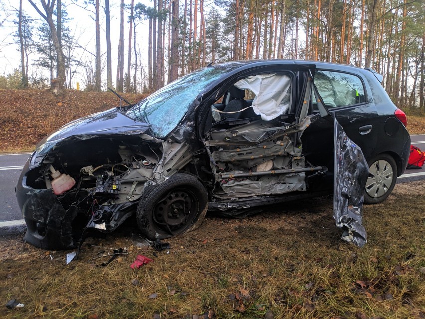 Knyszyn. Wypadek na DK 65. Mitsubishi zderzyło się czołowo z fordem focusem. Kierowcy ranni [ZDJĘCIA]