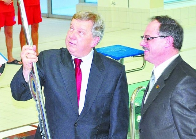 Zbigniew Wisiecki (z lewej) przez lata zarządzał OSiR-em. Prezydent Czesław Renkiewicz (z prawej) miał jednak zastrzeżenia i dyrektora zmienił. Wisieckiego zrobił jednak zastępcą.
