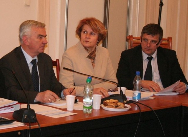 Burmistrz Władysław Krzyżanowski (z lewej) twierdzi, że działa w interesie miasta