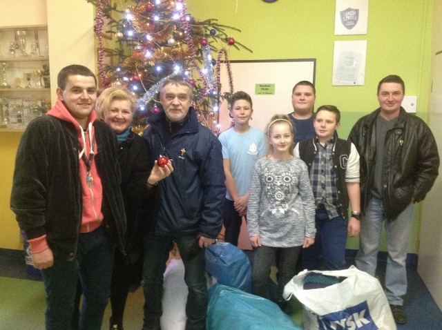 Na zdjęciu uczniowie PSP w Ołoboku, którzy przekazywali dary pastorowi Alfredowi Rokitnickiemu, koordynatorowi noclegowni.