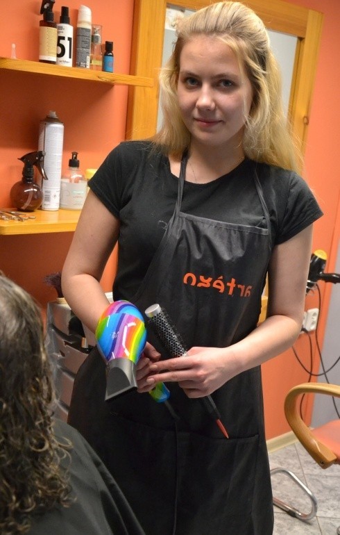 Agnieszka Ostrowska w salonie fryzjerskim, w którym uczy się...